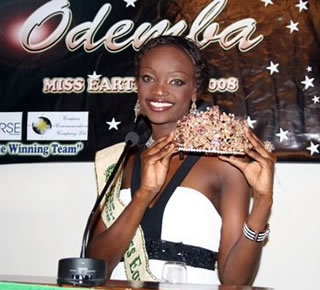 Miriam Odemba akionesha Crown yake original kabisa aliovishwa mara baada ya kuibuka mshindi wa pili katika mashindano ya Miss Earth Air 2008 yaliyofanyika nchini Filpine hivi karibuni