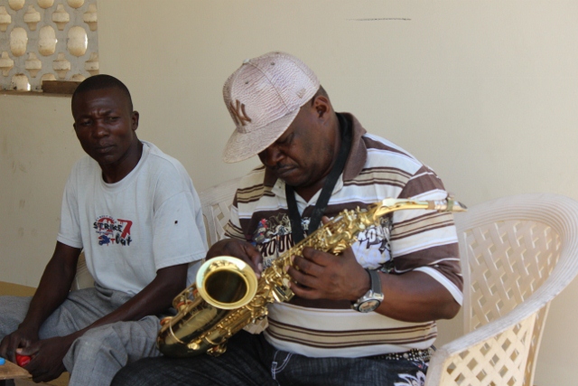 Mpiga saxophone wa Kilimanjaro Band