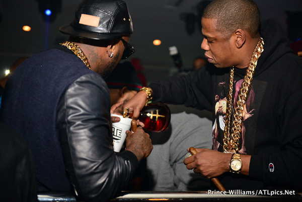 Young Jeezy na Jay-Z wakila mtungi
