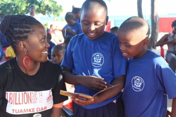 Esther Majani afisa Endeanger Health Champion akifurahia jambo na girl guides