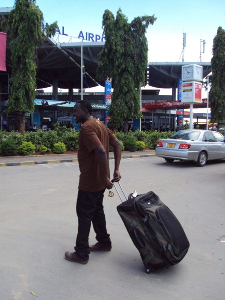 Shija akiwa katika scenes ambayo inaonyesha anawasili Airport