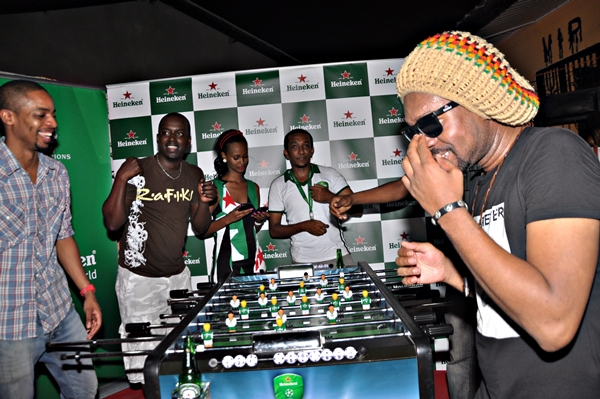 Cpwaa, Andrew Mahiga na Jasper ndani ya Copa Cabana wakiwa katikati ya mchezo wa foosball ikidhaminiwa na Heineken.