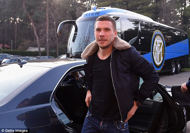 2464AEE000000578-0-The_German_international_arrives_at_Inter_s_training_ground_Appi-a-10_1420406798507