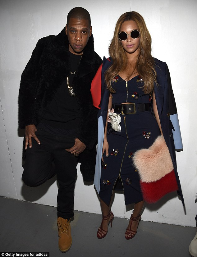 25A037C400000578-2951591-They_ve_been_posing_they_ve_been_posing_Backstage_Jay_and_Bey_lo-a-26_1423805944881