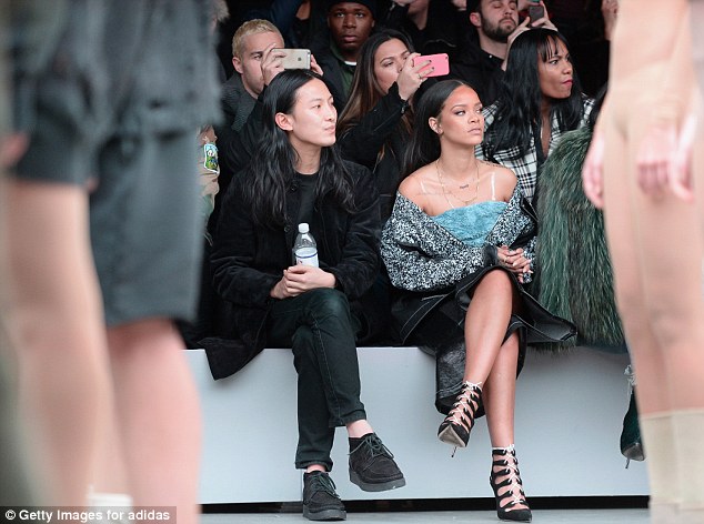 25A1519C00000578-2951591-Getting_inspiration_Pop_singer_Rihanna_was_seen_front_row_at_the-a-27_1423807420496 (1)