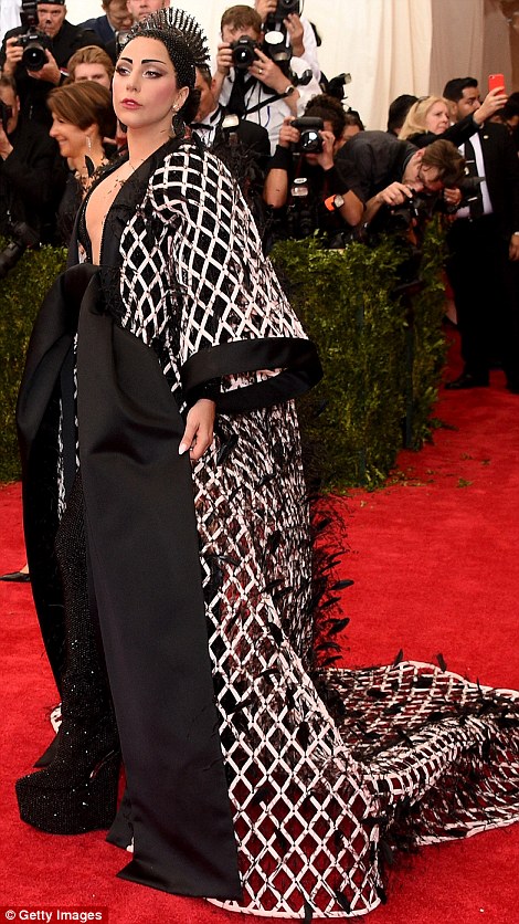 28505BD700000578-3067950-A_severe_look_Lady_Gaga_teamed_a_netted_black_and_white_robe_wit-a-314_1430787187976