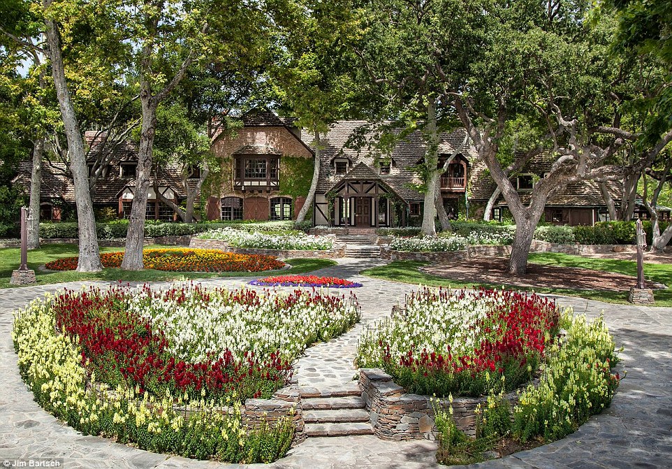 2929115C00000578-3101512-On_sale_Michael_Jackson_s_Neverland_Ranch_pictured_recently_has_-a-27_1432854494350