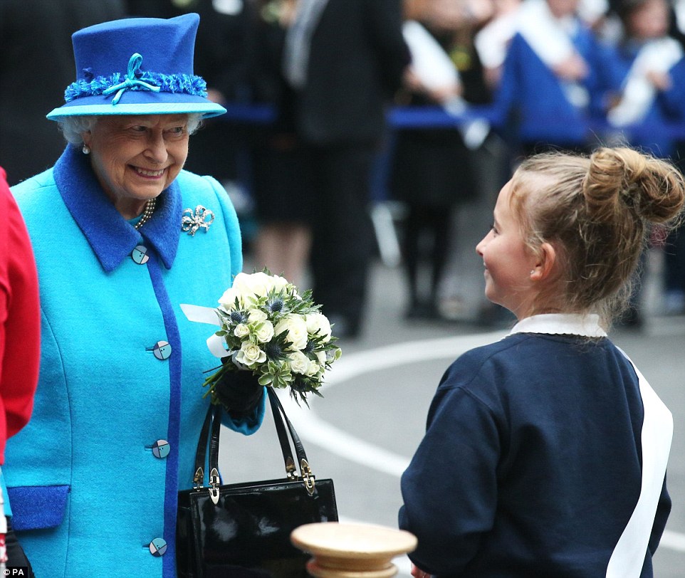 2C1B5F6100000578-3227521-Welcome_Queen_Elizabeth_was_met_by_a_young_girl_at-m-81_1441794889482
