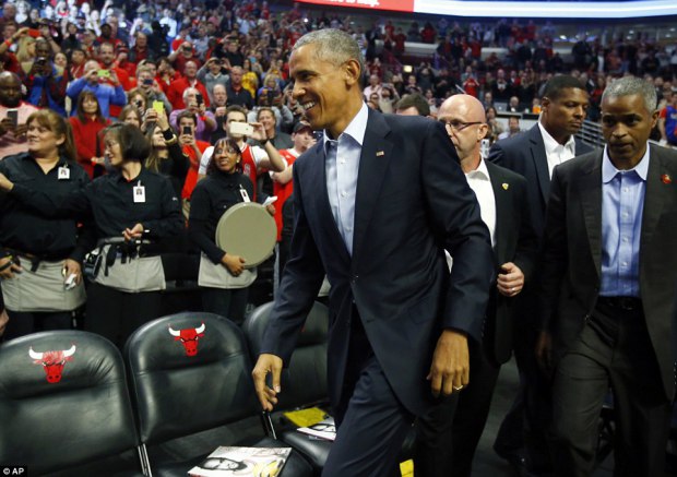 2DDB884F00000578-3292729-Obama_is_a_huge_fan_of_the_Chicago_Bulls_and_was_in_attendance_a-a-28_1445998384822