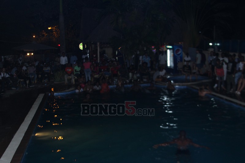Baadhi ya watu wakiwa kwenye pool - Copy