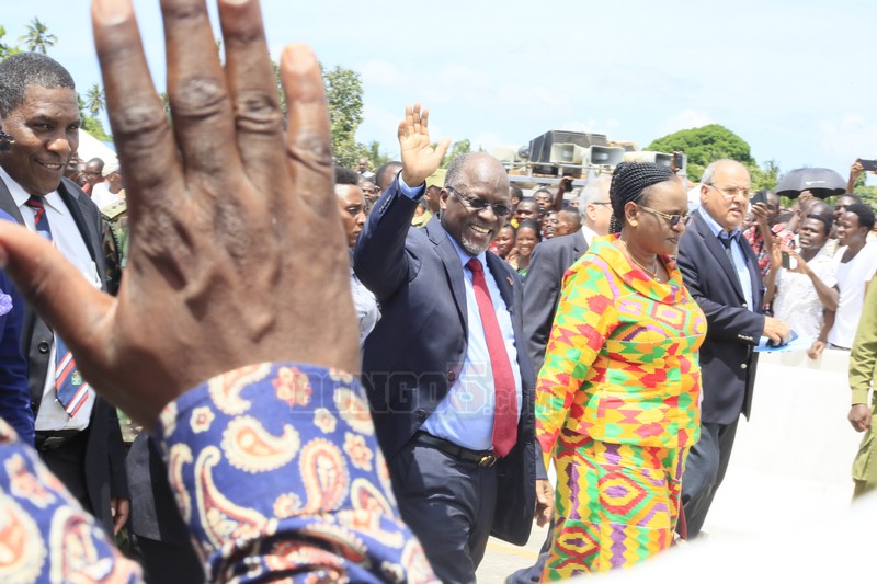 Magufuli akielekea katika uzinduzi wa daraja la Nyerere