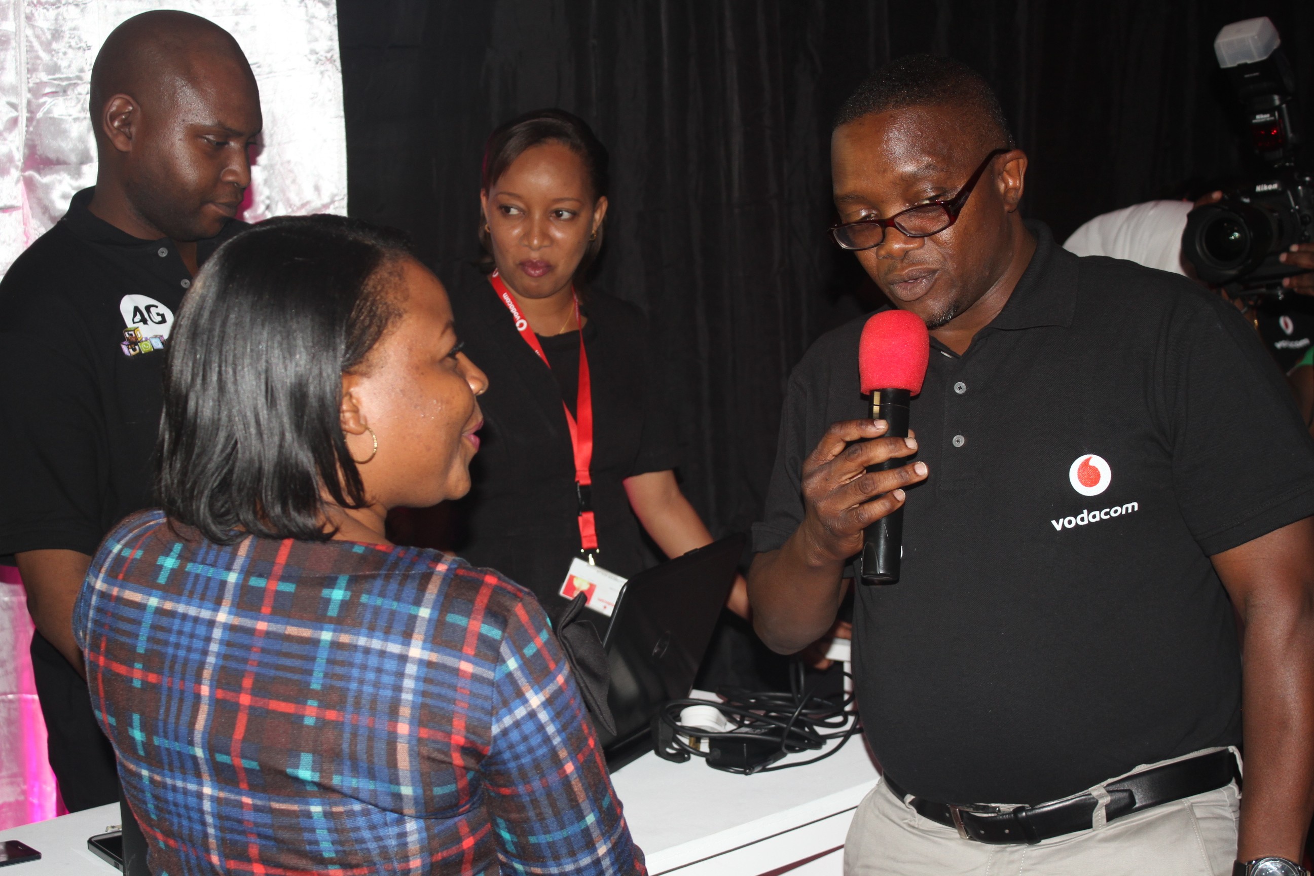 Mshereheshaji, Taji Liundi akimhoji mteja wa Vodacom kuhusu kasi ya internet anayoipata baada ya kuanganishwa na 4G