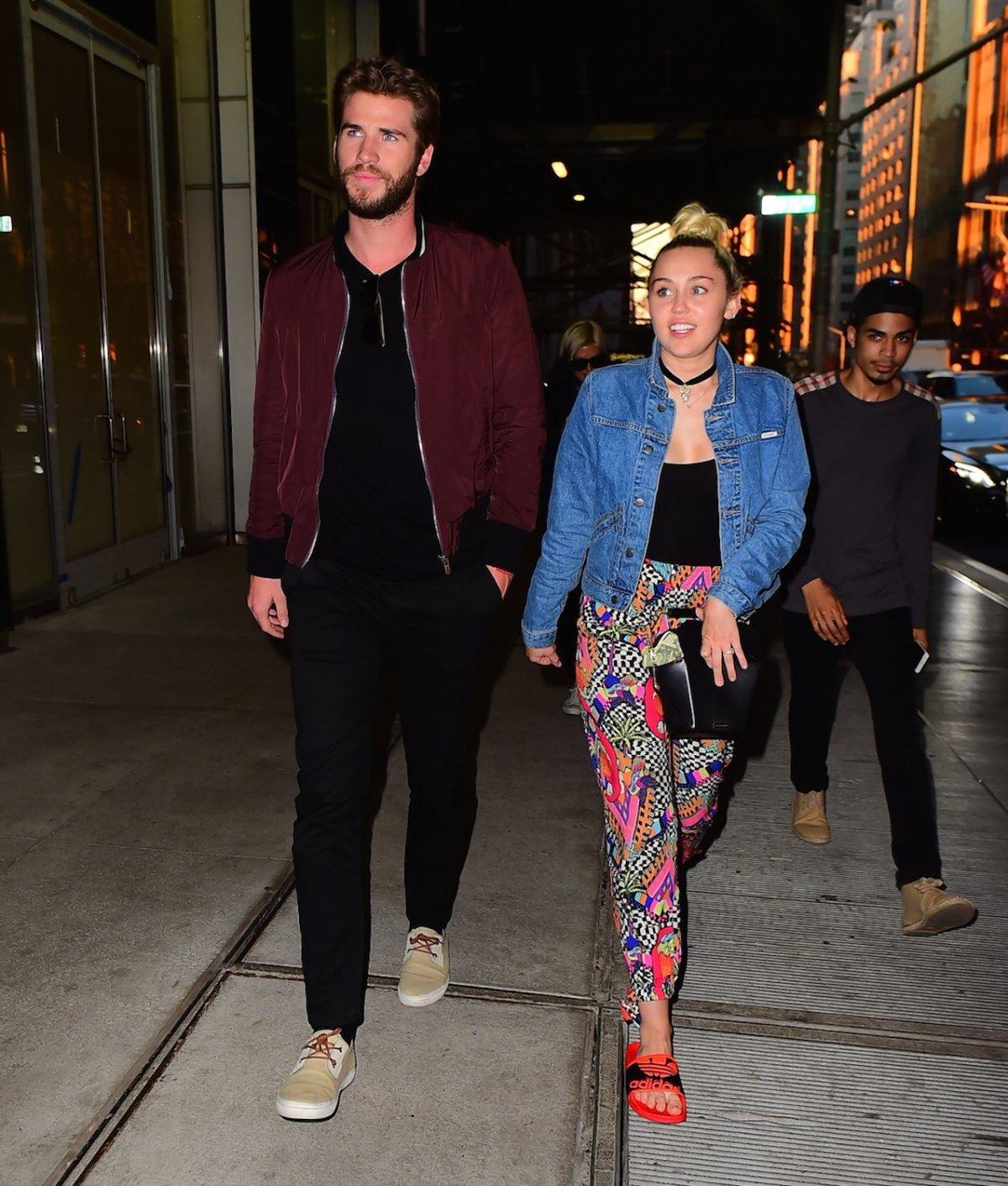 Miley Cyrus Avishwa Pete Ya Uchumba Na Liam Hemsworth Bongo5 miley-cyrus-avishwa-pete-ya-uchumba-na-liam-hemsworth-bongo5