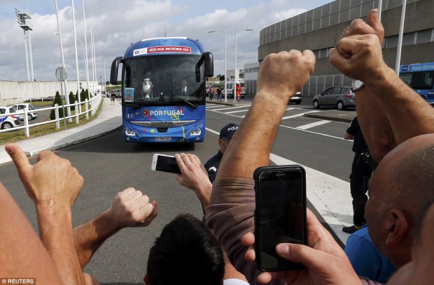 3627C74B00000578-3684274-The_Portugal_bus_arrives_at_the_airport_as_the_country_s_heroes_-a-114_1468241690596