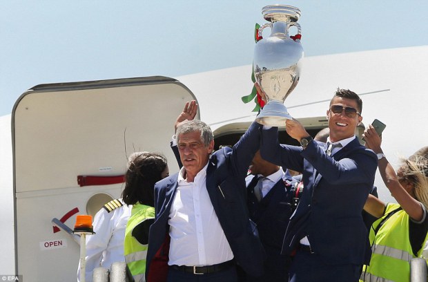 3628D4A600000578-3684274-Ronaldo_was_joined_by_manager_Fernando_Santos_as_Portugal_contin-a-117_1468241690697