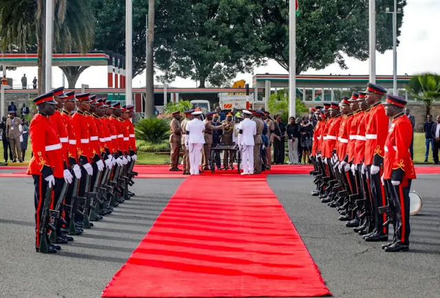Mwili wa Raila Odinga ulivyowasili Kenya, wafuasi wake wavamia uwanja wa ndege
