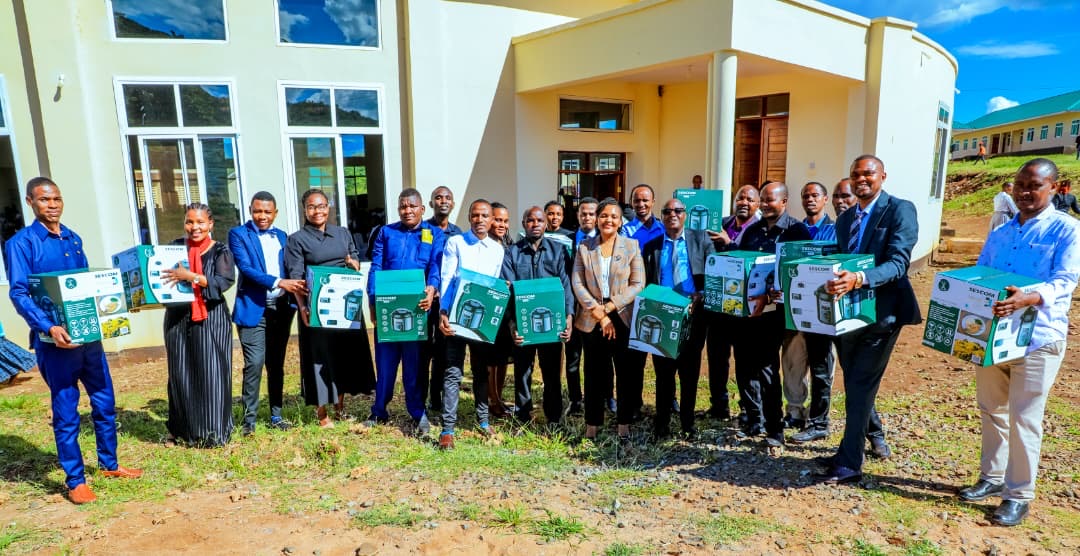 Tanesco yatoa zawadi ya majiko kwa walimu Sekondari ya wasichana Manyara