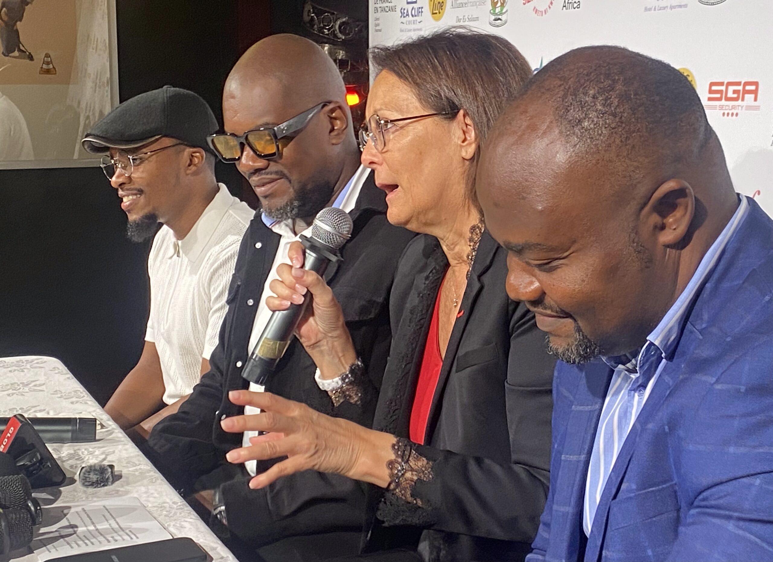 Maonyesho ya vichekesho ya lugha ya Kiingereza na Kiswahili Kuonesha utofauti